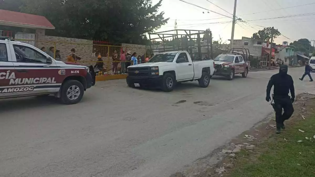 Policías de Amozoc recuperan camioneta robada