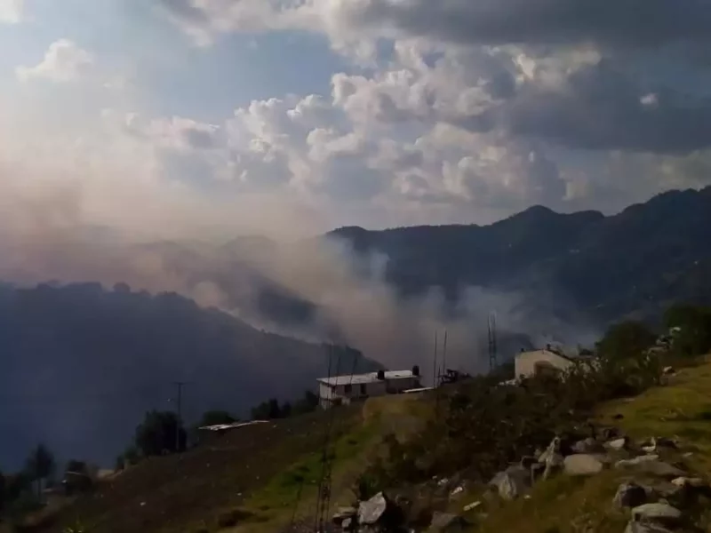 Por incendio forestal en Zacatlán desalojan a tres comunidades cercanas