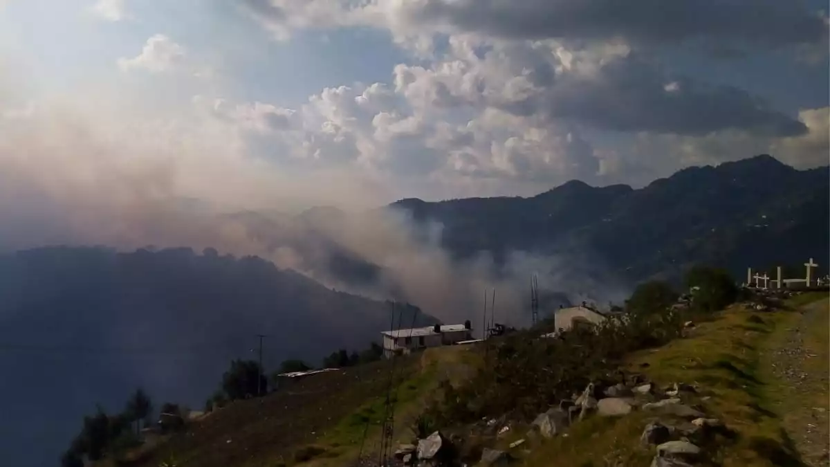 Por incendio forestal en Zacatlán desalojan a tres comunidades cercanas