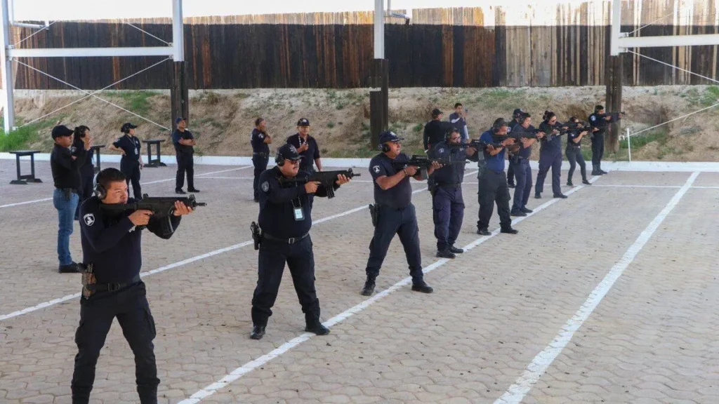 Posiciones para disparar así es la capacitación de elementos de la policía en Puebla