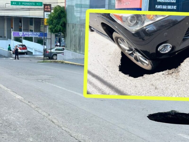 Se abre socavón y automovilista se salva en Puebla