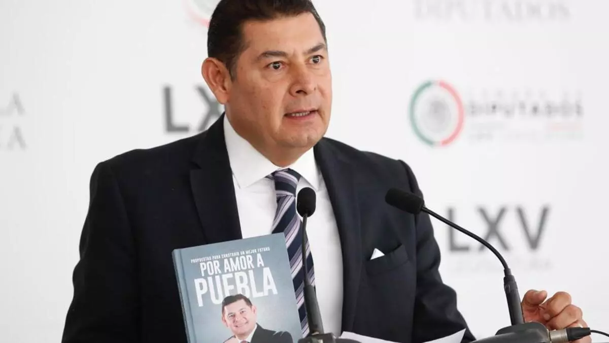 Senador Alejandro Armienta Mier durante conferencia de prensa.