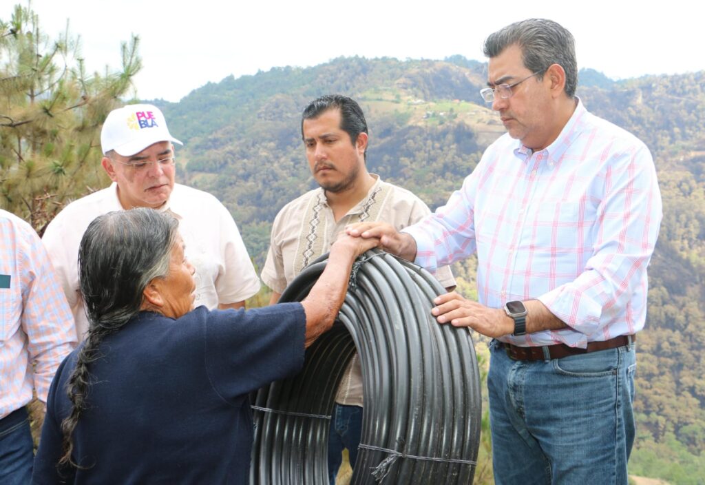 Sergio Salomón entrega apoyo a damnificados por incendio en Zacatlán