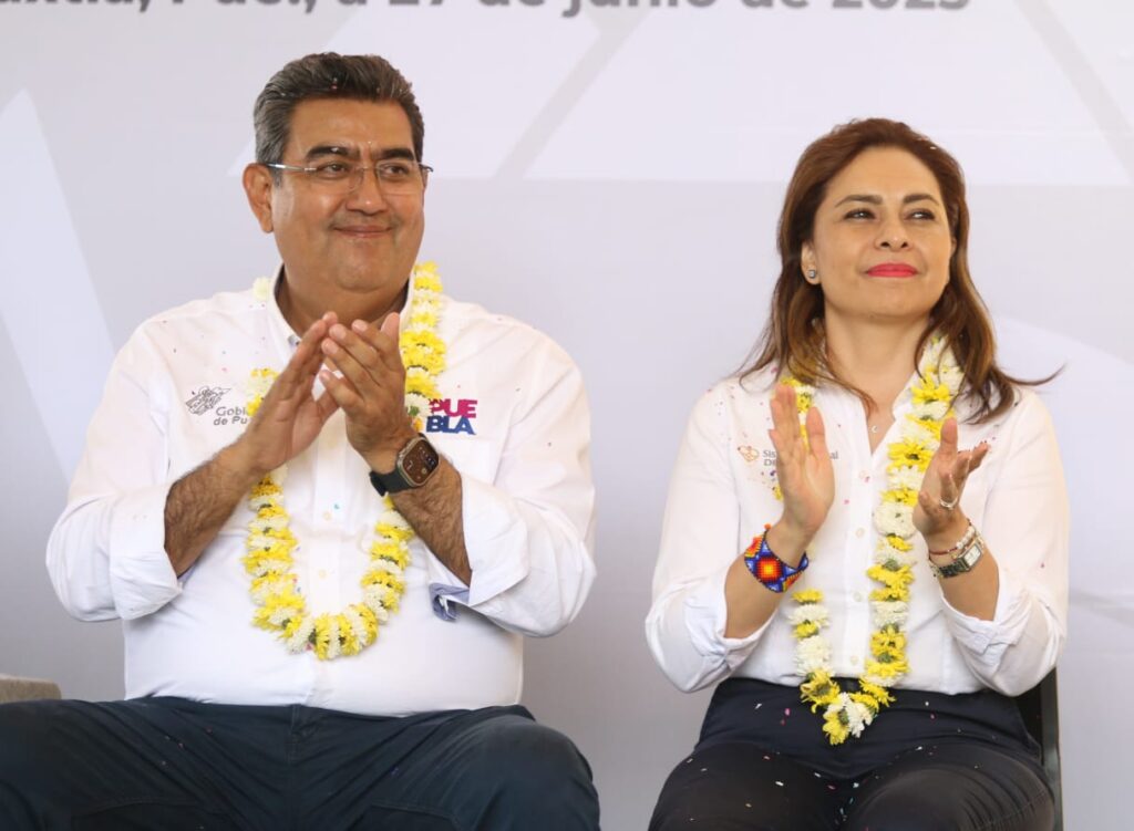 Sergio Salomón y Gaby Bonilla en inauguración del CIS en Zacapoaxtla