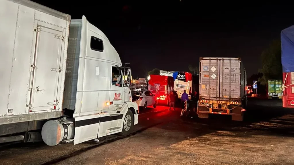 Bloque de la autopista México-Puebla ocasiona largas filas y desesperación de los transportistas.