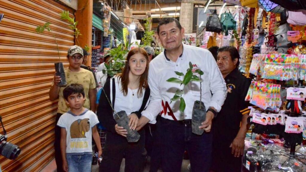 Alejandro Armenta entrega árboles frutales durante su campaña 'Sembremos Esperanza'