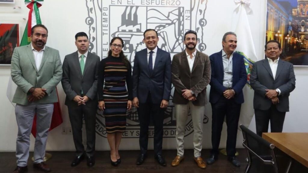 Diputados del Congreso de Puebla con secretaria de Finanzas Teresa Castro.