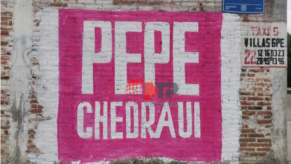 Barda con nombre de Pepe Chedraui en Puebla