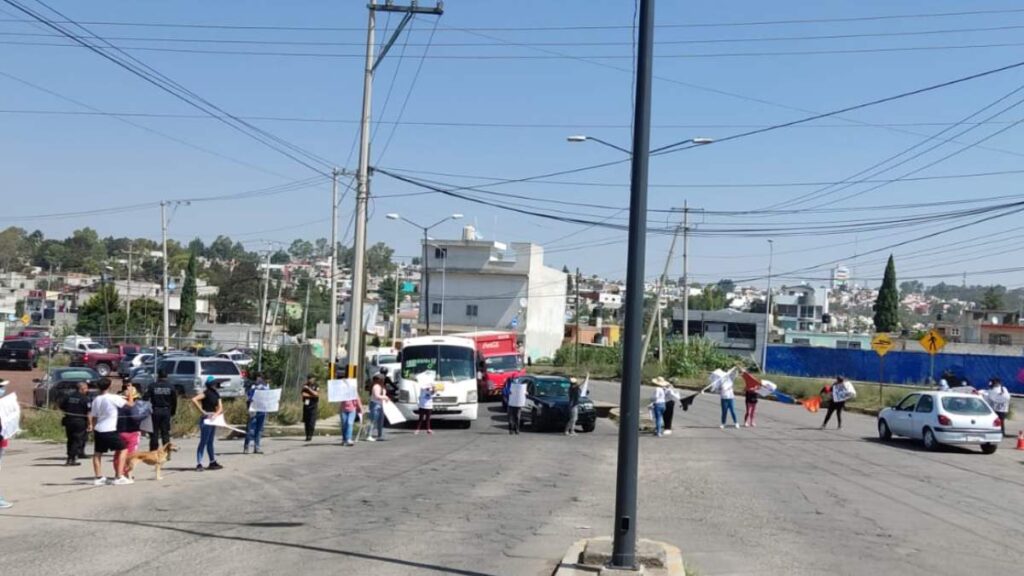 Personas bloquean vialidad en Puebla.