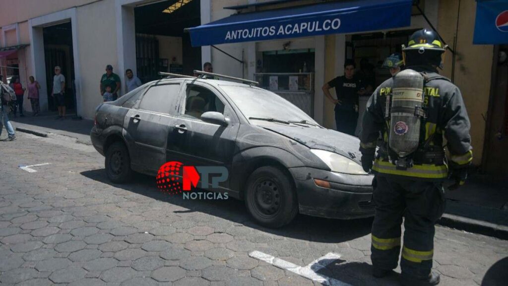Se incendia auto y causa pánico frente a Congreso de Puebla, ¿qué pasó?