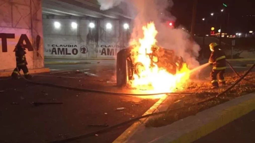 Camioneta cae del Periférico y se incendia