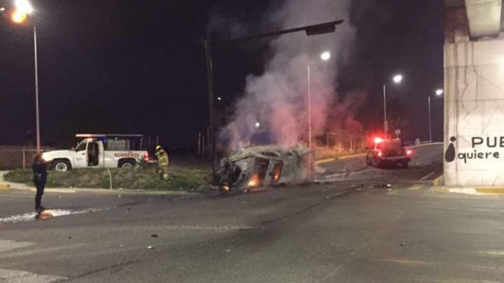 Camioneta cae del Periférico y se incendia