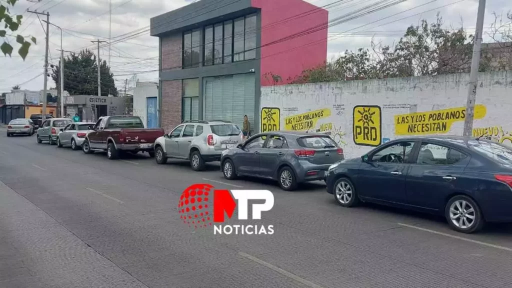 Caos en verificentros de Puebla porque no respetan citas a automovilistas