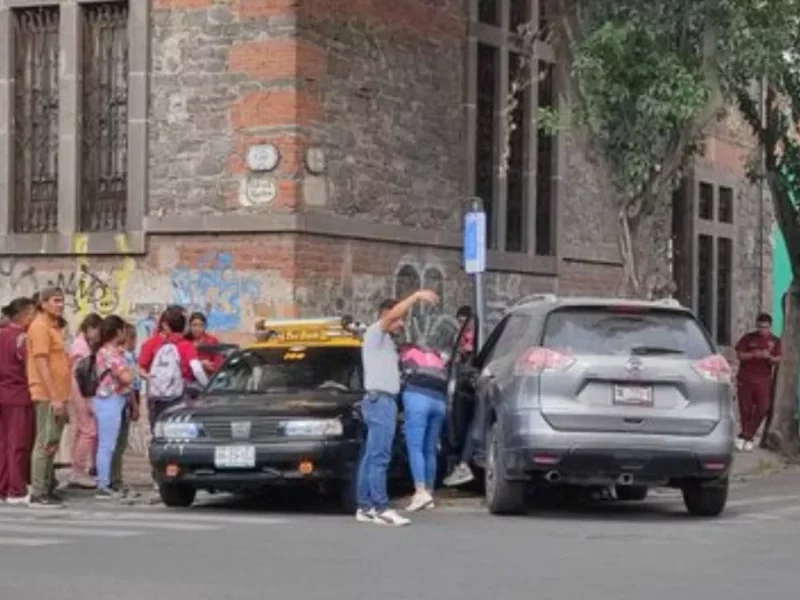 Choque entre taxi y camioneta en Puebla entre la 5 sur y la 17 poniente.