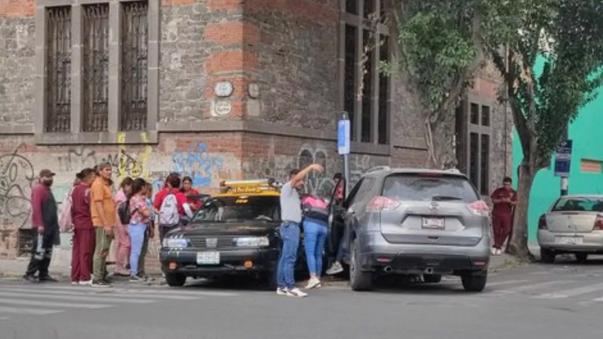 Choque entre taxi y camioneta en Puebla entre la 5 sur y la 17 poniente.