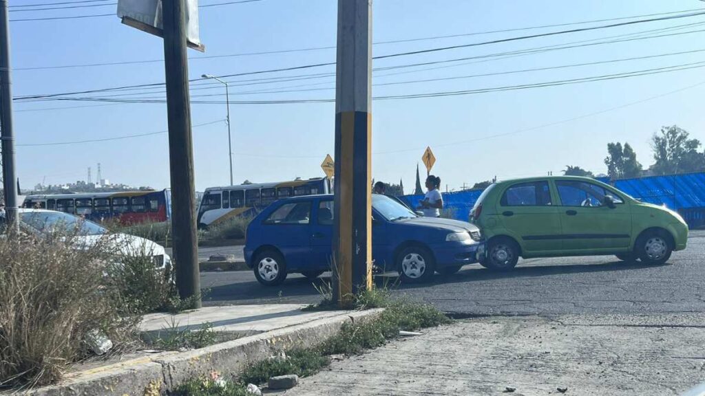 Choque de autos Camino al Batán, Puebla.