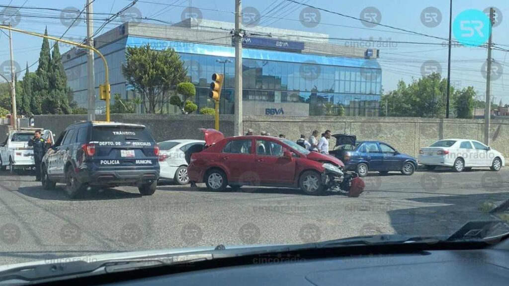 Choque cerca de BBVA en bulevar 5 de Mayo