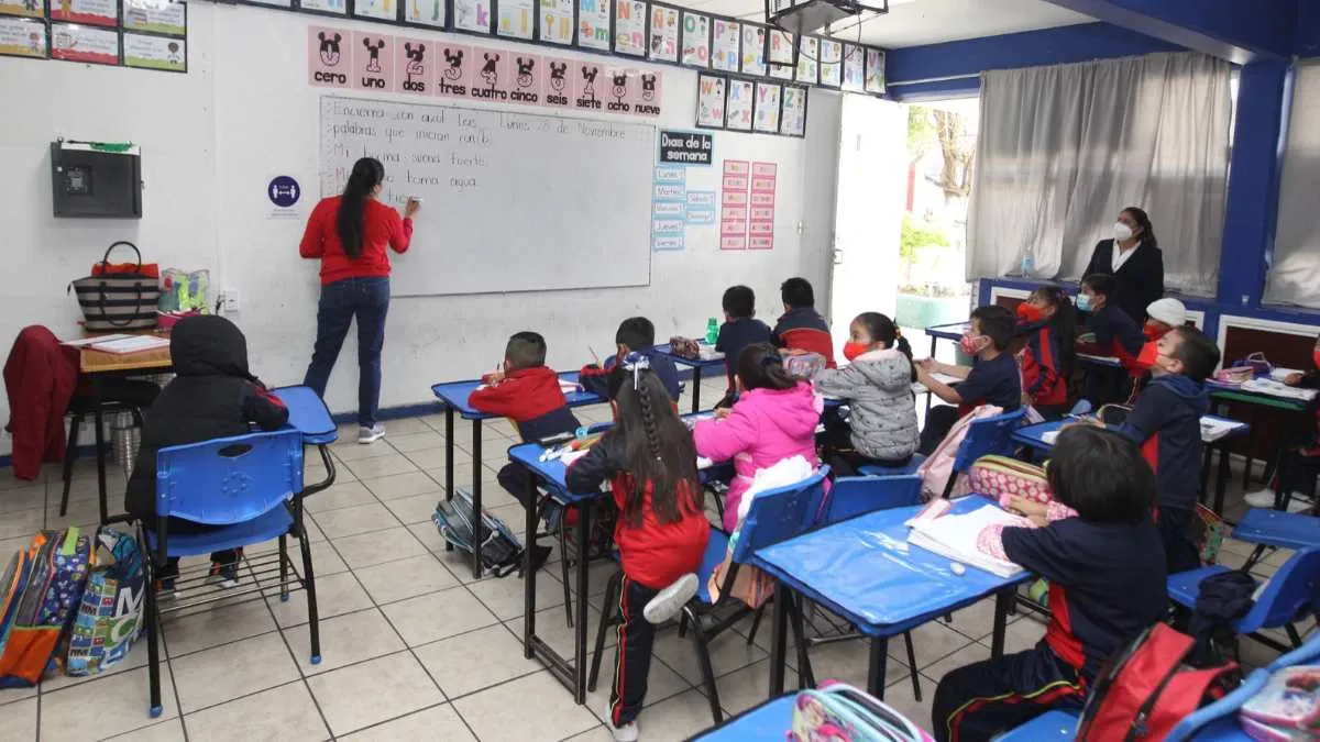 Mandan a clases a distancia a 23 escuelas de Zacatlán por incendio forestal