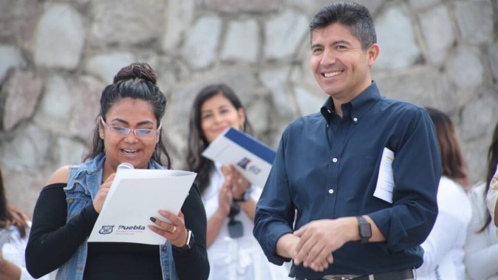 Eduardo Rivera en evento de mujeres que participan en cursos 'Contigo Mujer'