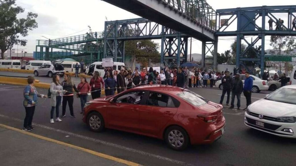 Desquician maestros la autopista México-Puebla: suman 7 horas de bloqueo