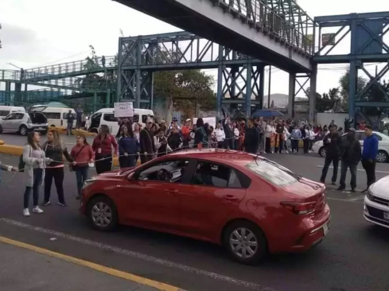 Desquician maestros la autopista México-Puebla: suman 7 horas de bloqueo
