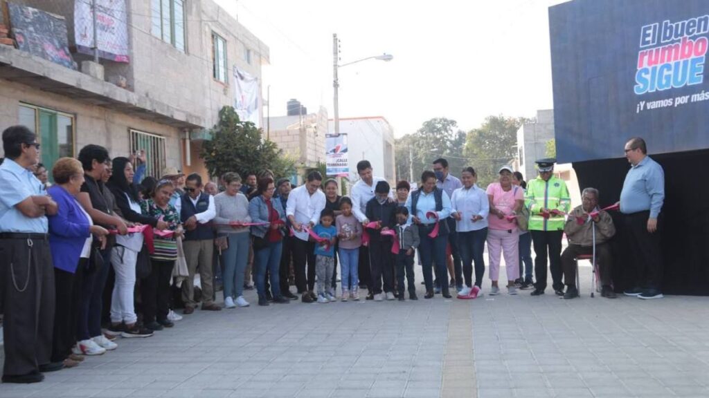 Eduardo Rivera entrega calles rehabilitadas en Puebla capital.