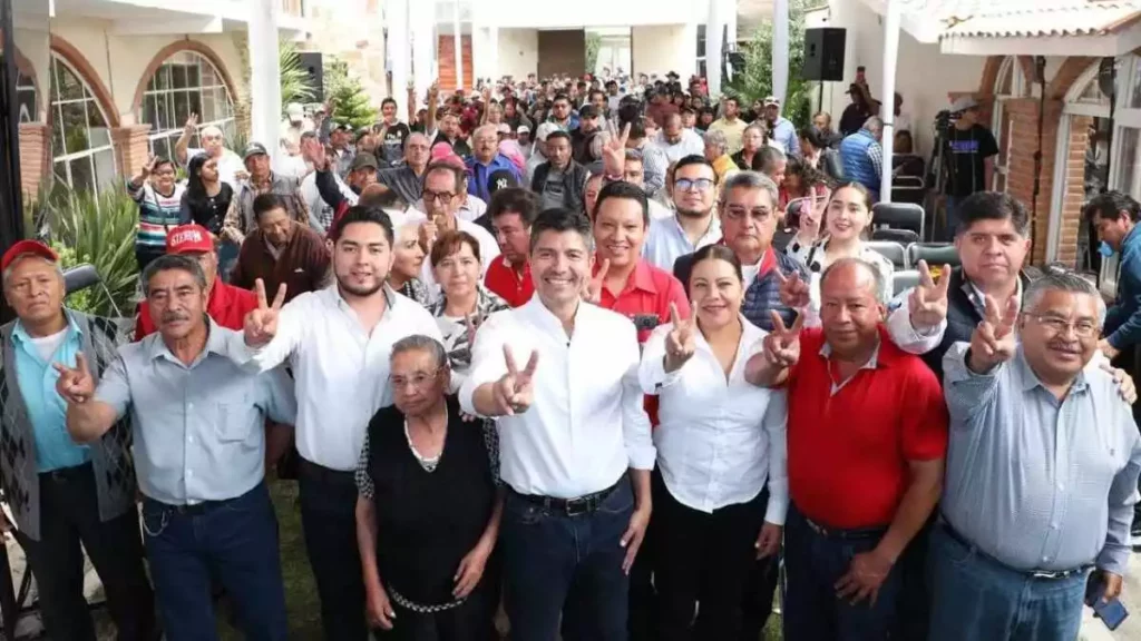 Sin definirse por la gubernatura pero Eduardo Rivera visita Oriental