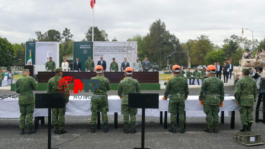 Exhiben armas ante funcionarios antes de destruirlas en Puebla.