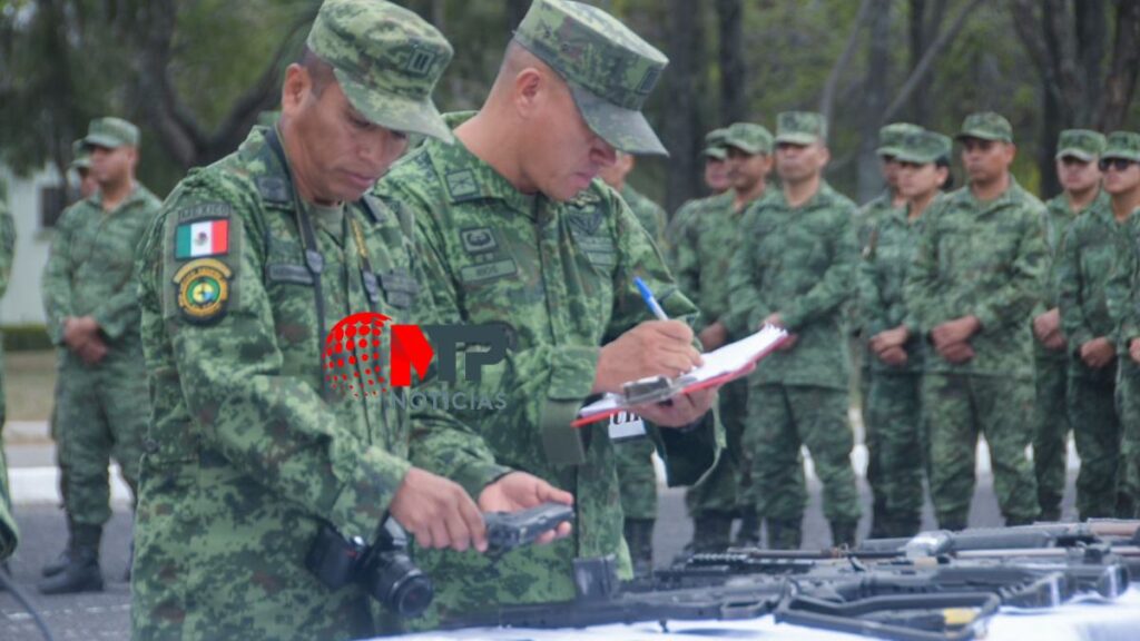 Militares revisan armas decomisadas en Puebla.