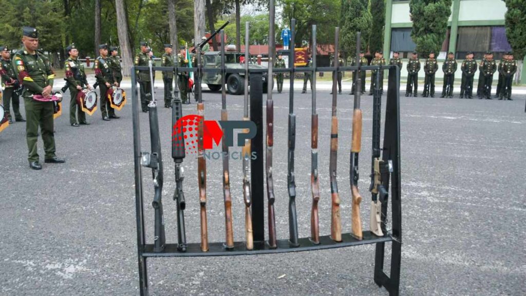 Armas tipo rifle exhibidas en XXV Zona Militar de Puebla.