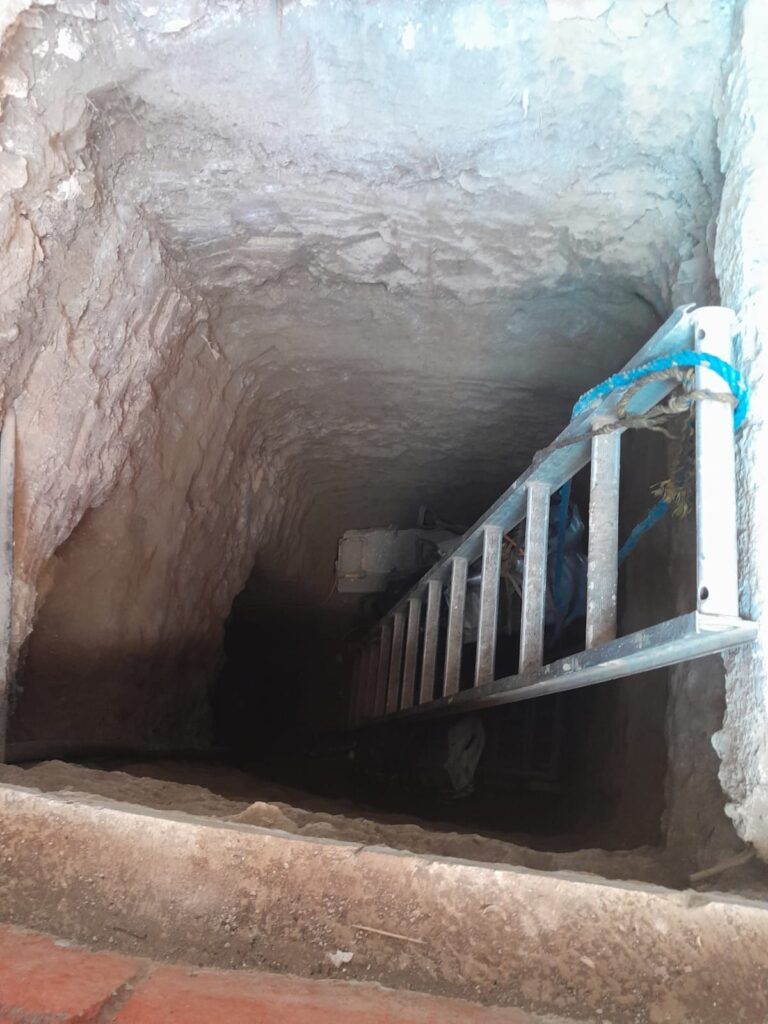 escalera de más de dos metros de altura por donde descendían los huachigaseros
