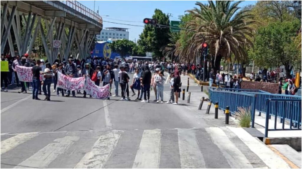 Caos vial al norte de Puebla por dos manifestaciones, evita estas zonas