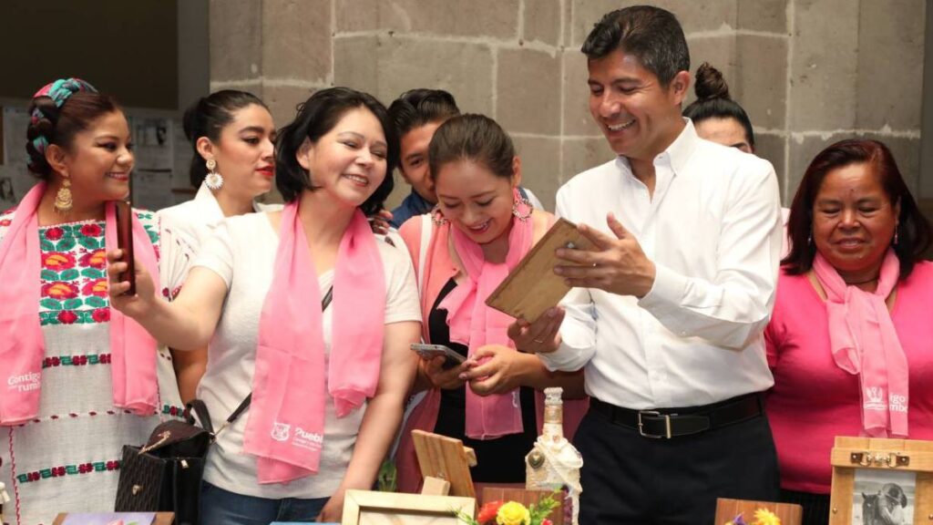 Eduardo Rivera observa productos de la Feria del Autoempleo Contigo Mujer.
