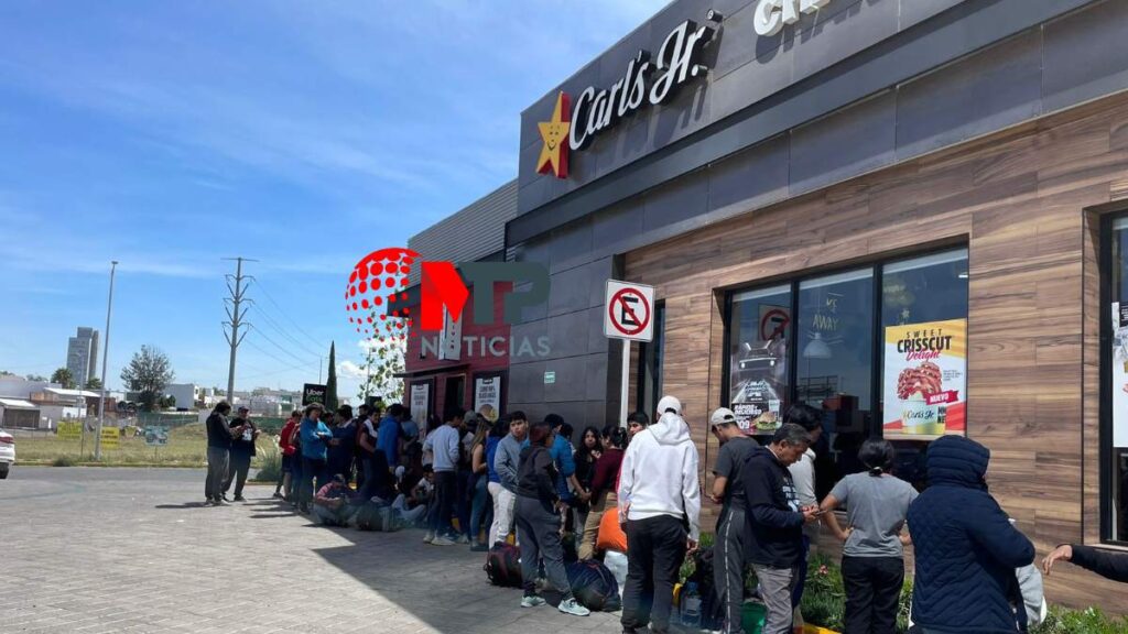 Entrada a Carl's Jr. de Atlixcáyotl, Puebla.