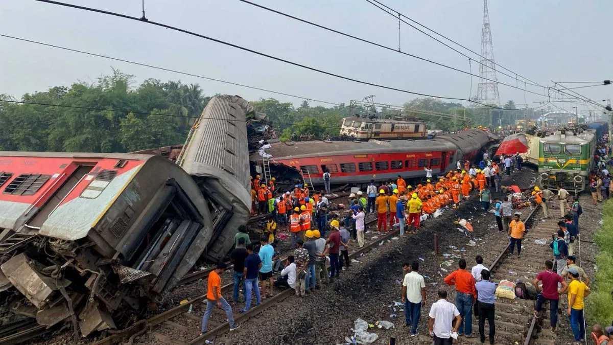 Mueren 288 personas en choque de trenes en la India
