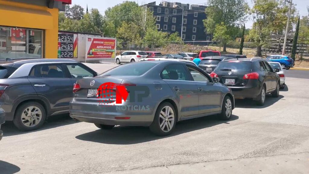 Fila de autos en entrada de verificentro en Puebla.