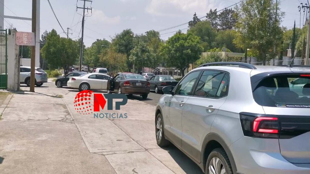 Autos formados para entrar a verificentro en Puebla.