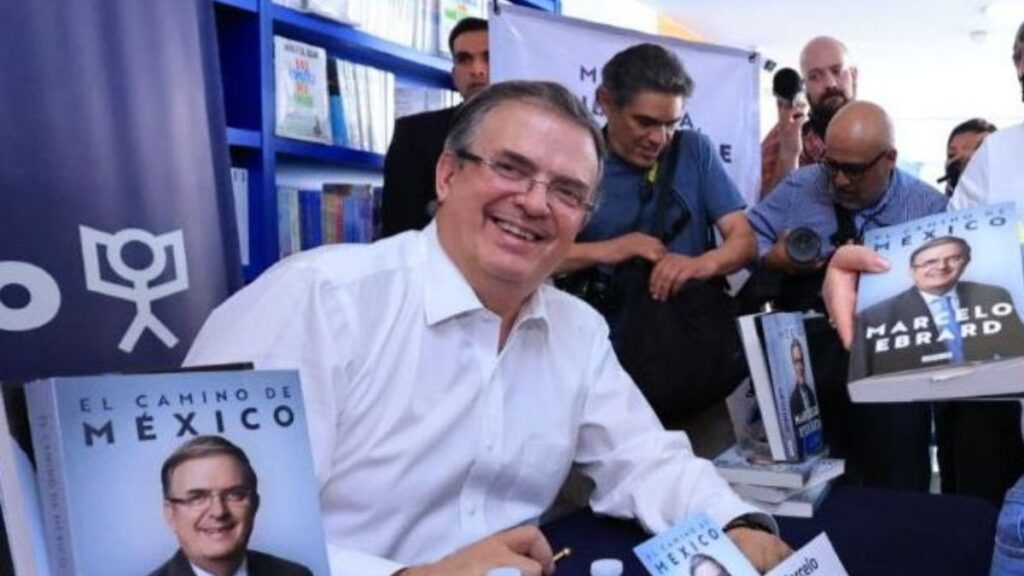 Marcelo Ebrard durante firma de libros.