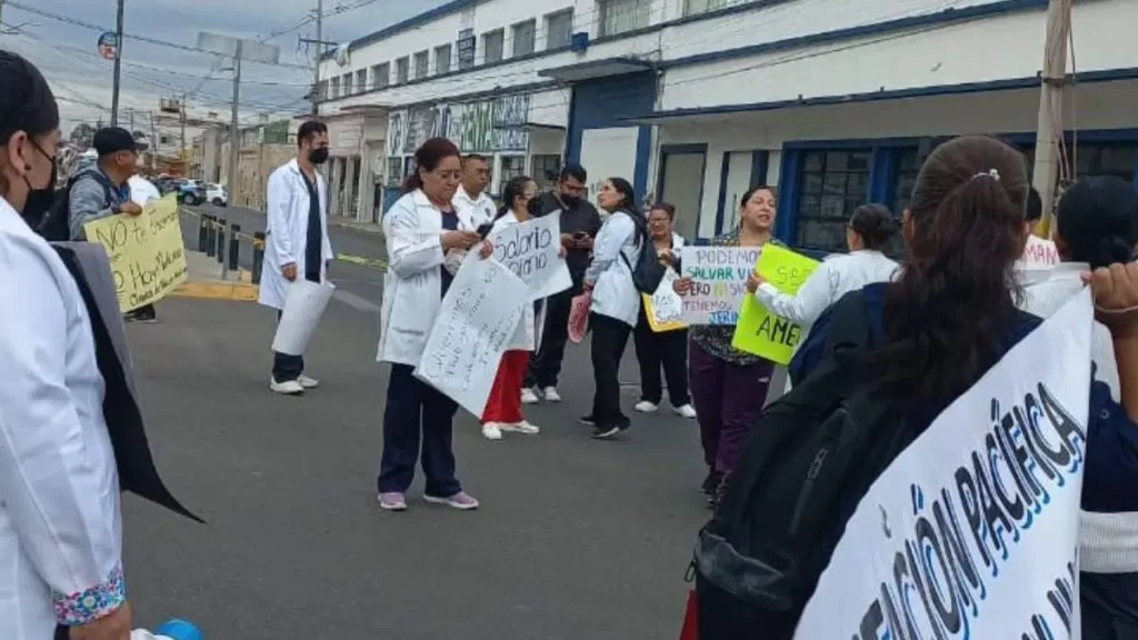 Protestan médicos y trabajadores de clínica de la Policía Auxiliar, exigen salario digno