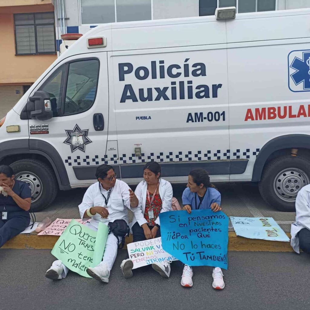 Protestan médicos y trabajadores de clínica de la Policía Auxiliar, exigen salario digno