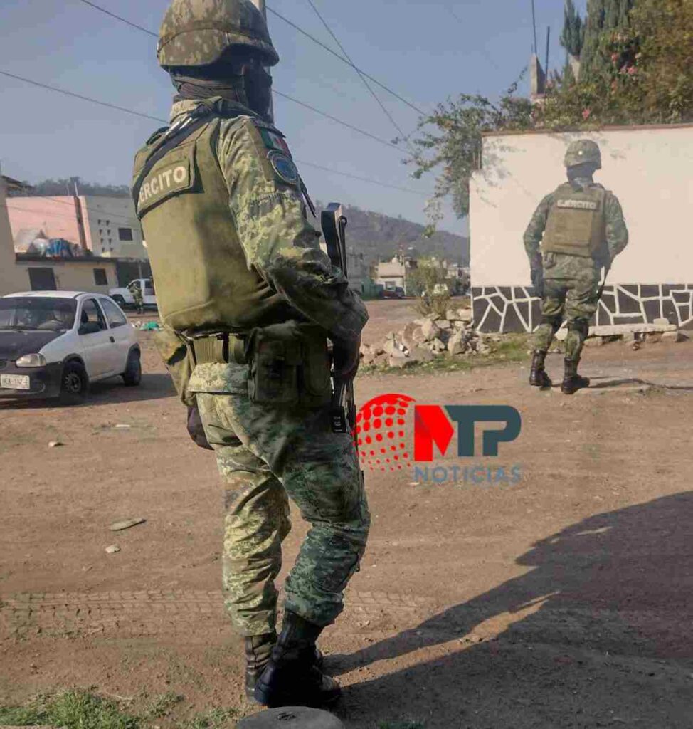 Militares revisan casa en Amozoc, Puebla.