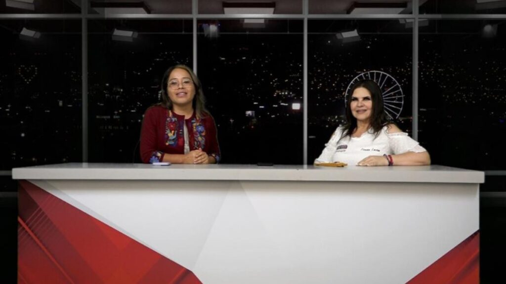 Directora de MTPNoticias Elvia Cruz entrevista a Norma Layón en el estudio.