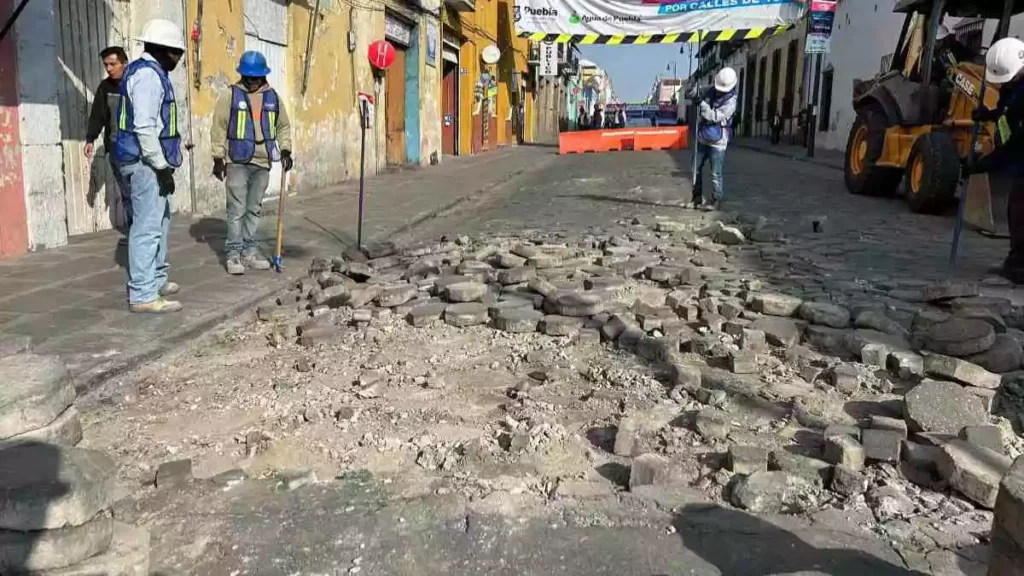 Hay retraso en obras del centro de Puebla por problemas en drenaje