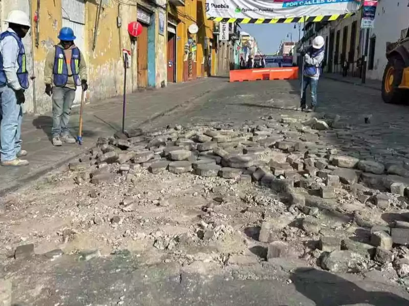 Hay retraso en obras del centro de Puebla por problemas en drenaje