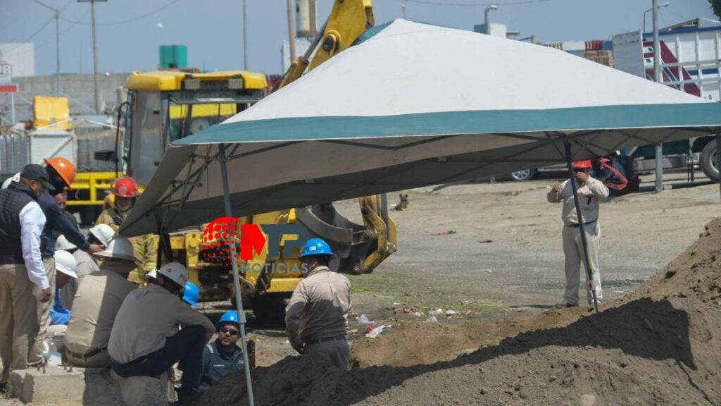 Trabajadores de Pemex supervisan excavación en Central de Abasto por presunta fuga de gas.