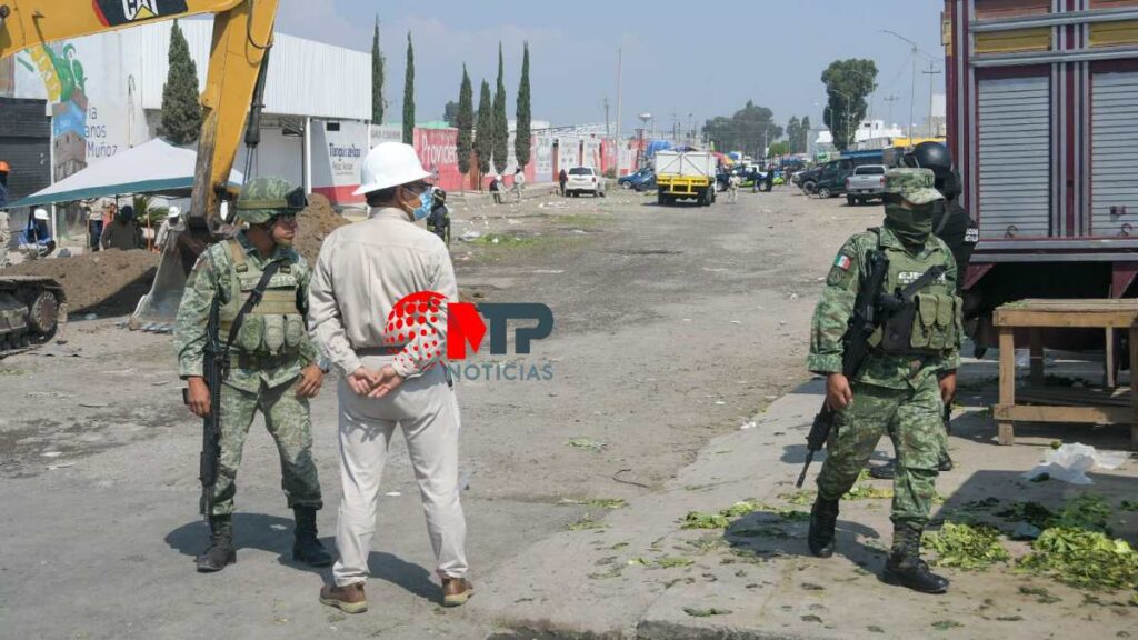 Trabajadores de Pemex y Ejército resguardan zona en Central de abasto en Puebla.