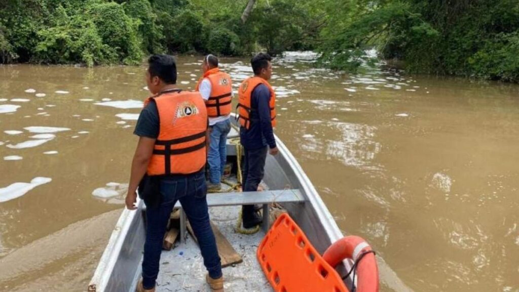 Elementos de Protección Civil de Chiapas recorren río en busca de Ariel Muñoz.