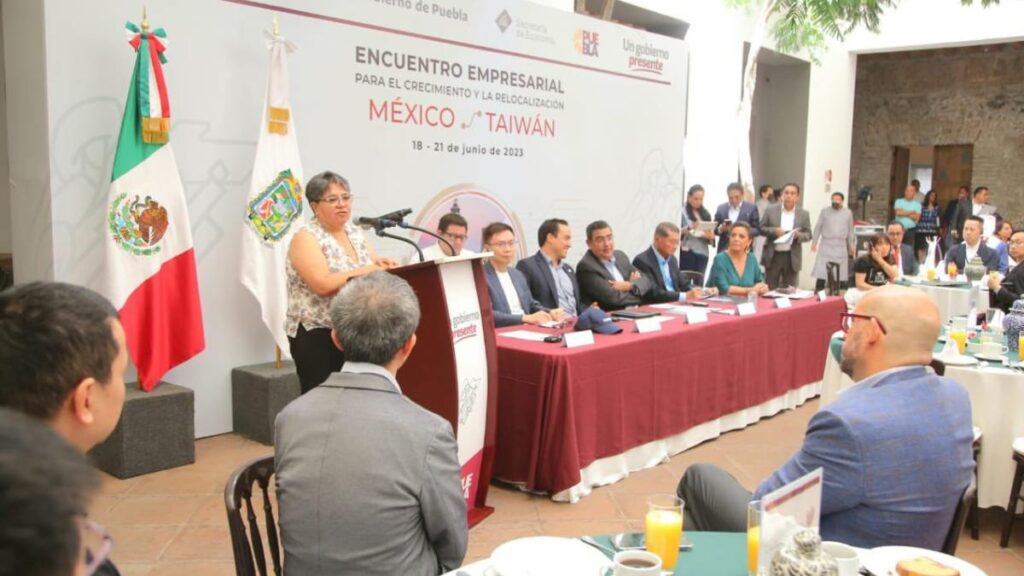 Sergio Salomón y funcionarios en encuentro empresarial México-Taiwan.
