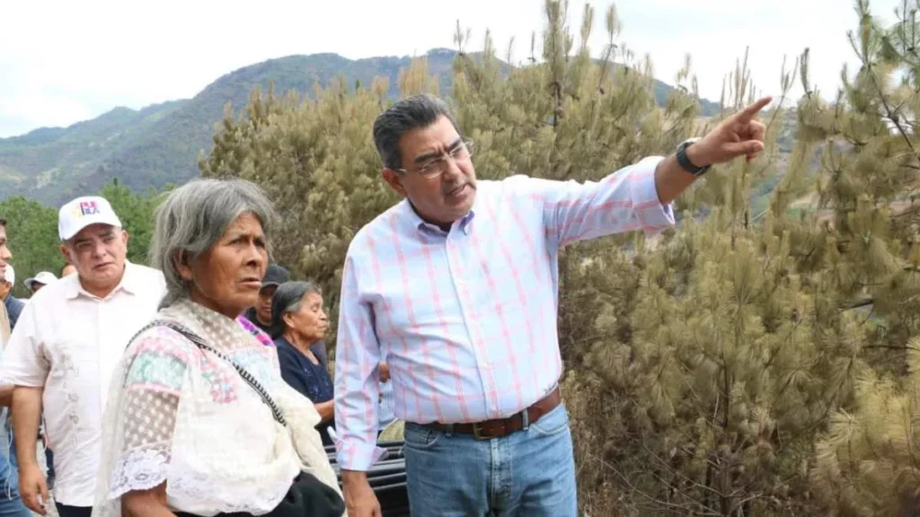 Sergio Salomón y Gaby Bonilla atienden incendio forestal en Zacatlán