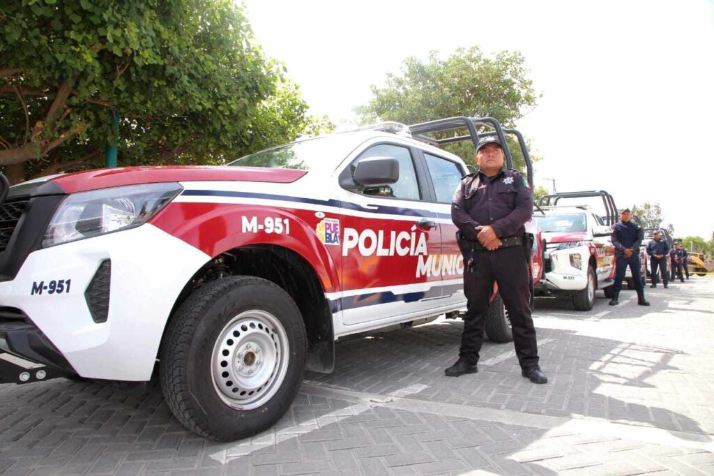 Policía frente a patrulla municipal de Tepeaca, Puebla